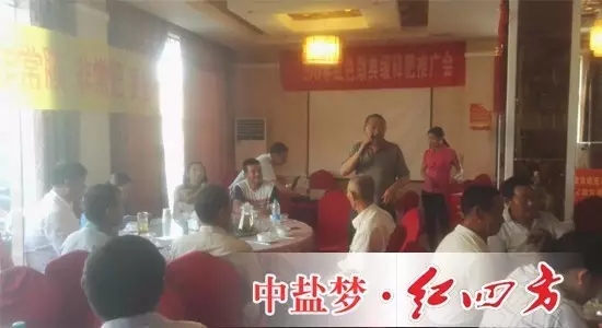 方青林经理在向种植大户朋友介绍公司概况 方青林经理在向种植大户朋友介绍公司概况