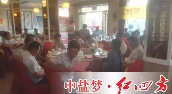 董静经理在与种植大户们进行政策宣读 董静经理在与种植大户们进行政策宣读