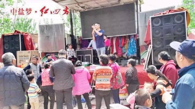 代理商李新志在介绍红色劲典品牌,现场抽奖,订肥 代理商李新志在介绍红色劲典品牌,现场抽奖,订肥
